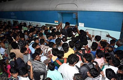 தொடர் விடுமுறை சொந்த ஊர்களுக்குப் படையெடுக்கும் பொதுமக்கள்!