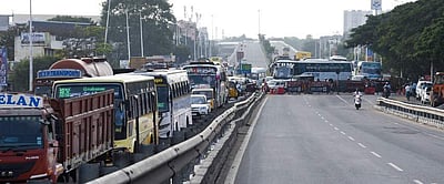 ஊருக்குப் போறாங்க... கூடுவாஞ்சேரியில் கடும் போக்குவரத்து நெரிசல்