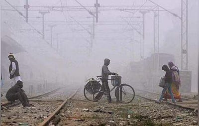 பனியில் கண்ணுக்குத் தெரியாத ரயில், மாணவி பலி!