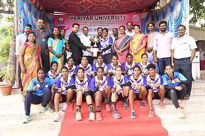 தென் மண்டல மகளிர் கைப்பந்தில் சேலம் பெரியார் பல்கலை. முதலிடம்!