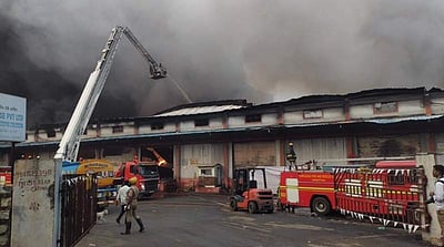 தனியார் எலக்ட்ரானிக்ஸ் பொருள்கள் சேமிப்பு கிடங்கில் பயங்கர தீ: 15 மணி நேரமாக போராடிய தீயணைப்பு வீரர்கள்!