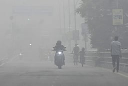 போகி கொண்டாட்டம்: சென்னையில் கடும் புகை மூட்டம்!