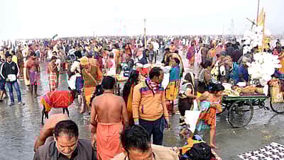 மகர சங்கராந்தியை முன்னிட்டு புனித நீராடிய பக்தர்கள்!