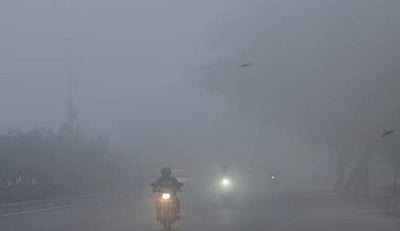 பனி மூடிய சாலை... டிராக்டர் கவிழ்ந்து விபத்து