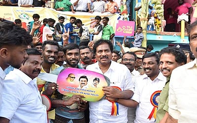 சிறந்த மாடுபிடி வீரர், காளைக்கு கார் பரிசு: அமைச்சர் பி. மூர்த்தி வழங்கல்