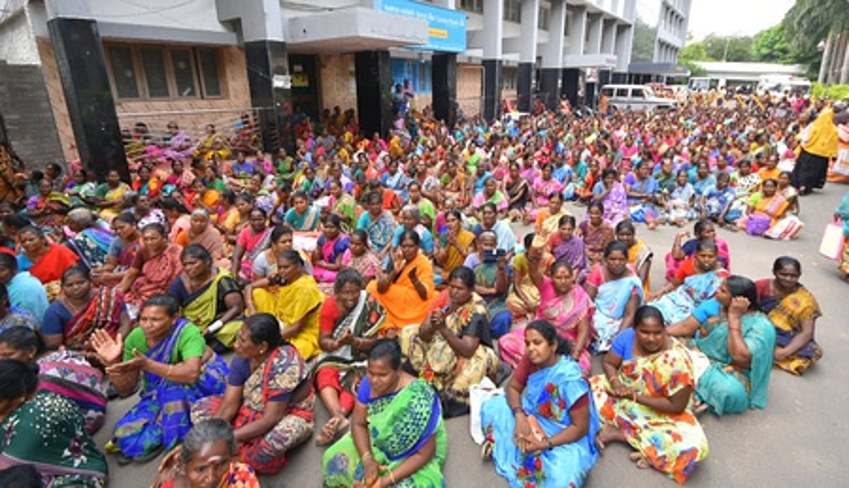 அமைப்பு சாரா தொழிலாளா் வளம் பெற...