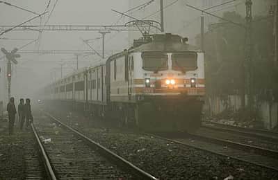 புணேவில் ரயில் மோதியதில் 3 இளைஞர்கள் பலி  