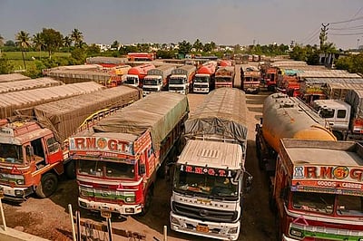 புது சட்டத்தால் லாரிகள் ஓட்டுநர்கள் வேலைநிறுத்தம்! பெட்ரோல், டீசல் தட்டுப்பாடு!!