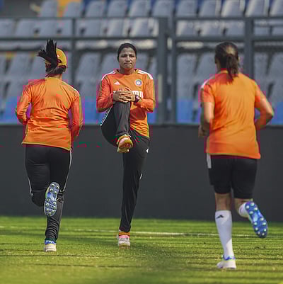 மகளிா் ஒருநாள் கிரிக்கெட்: ஆறுதல் வெற்றி பெறுமா இந்தியா?