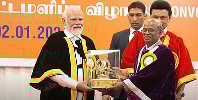 பிரதமர் மோடிக்கு சுவாமி சிலை பரிசளிப்பு