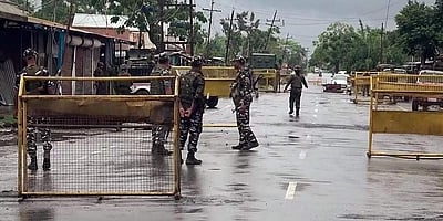 மணிப்பூரில் மூவா் சுட்டுக்கொலை: 5 மாவட்டங்களில் மீண்டும் ஊரடங்கு அமல்