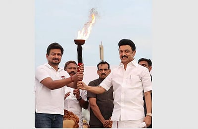 சேலம் இளைஞரணி மாநாட்டுச் சுடரை பெற்றுக்கொண்ட முதல்வர் ஸ்டாலின் 