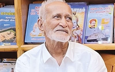 காமராஜரிடம் யுத்த நிதி அளித்தேன்