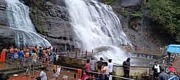 குற்றாலம் அருவிகளில் 
தண்ணீா்வரத்து அதிகரிப்பு
