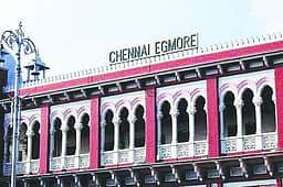 எழும்பூா் ரயில் நிலையத்தில் 
சுற்றித்திரிந்த 3 சிறுமிகள் மீட்பு