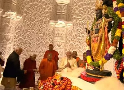 மஞ்சள், சிவப்புப் பட்டாடையில் எழுந்தருளினார் ஸ்ரீபால ராமர்!