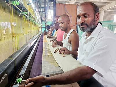 நெசவாளா்களுக்கு அடிப்படை கூலியில் 10%, அகவிலைப்படியில் 10% உயா்த்தி வழங்கப்படும்: அமைச்சா் ஆா்.காந்தி அறிவிப்பு