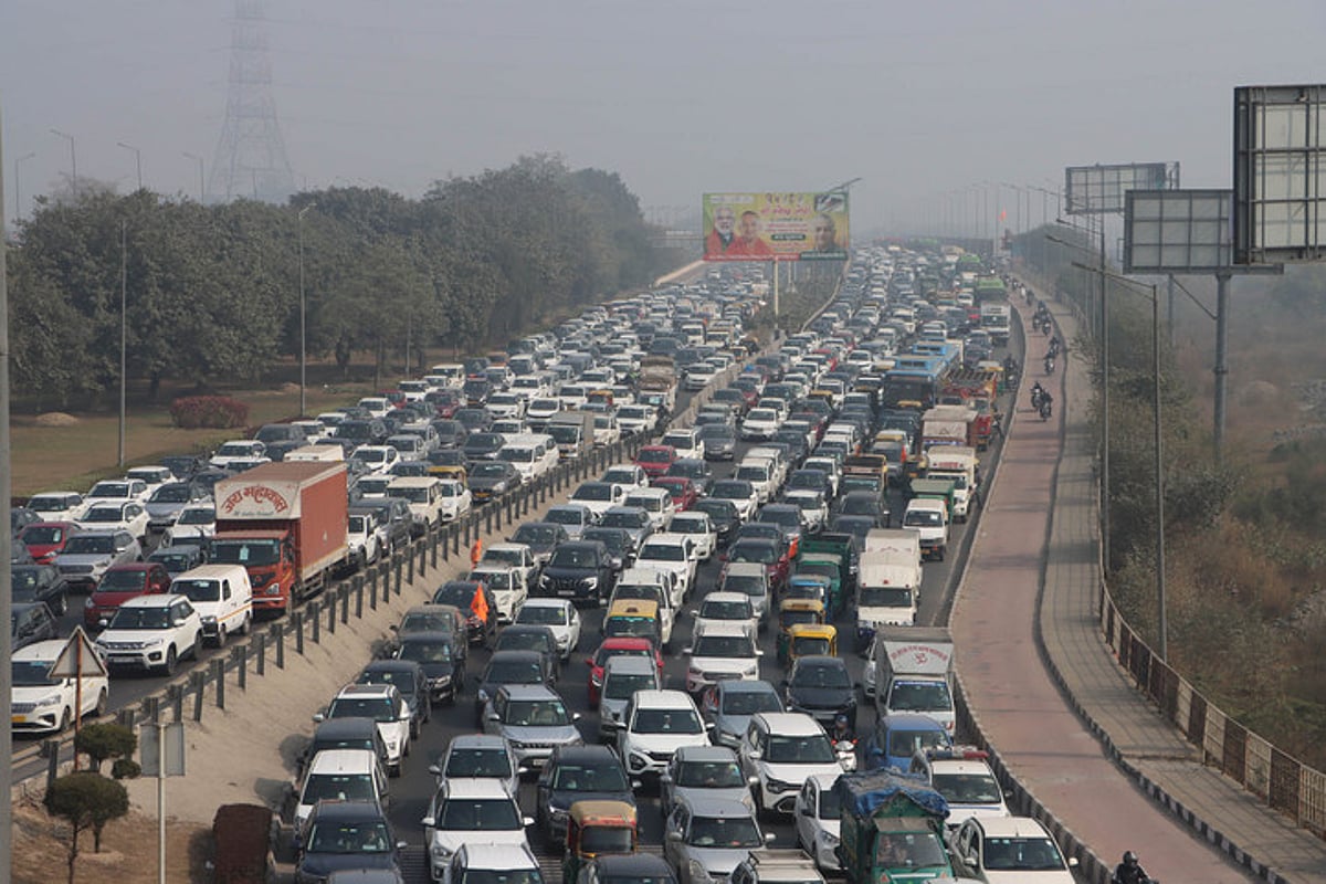 கனமழையால் தத்தளிக்கும் தில்லி: கடும் போக்குவரத்து நெரிசல்!