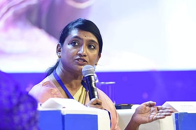 சவால்கள் இல்லாத சூழலிலிருந்து மாணவர்கள் வெளியே வரவேண்டும்: இன்னசென்ட் திவ்யா