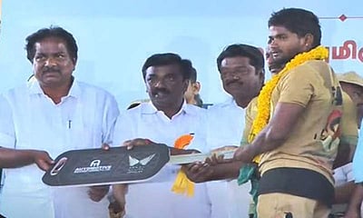 அலங்காநல்லூரில் ஜல்லிக்கட்டில் விட்டதை கீழக்கரையில் பிடித்த வீரர் அபிசித்தர்!