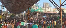 தொடா் விடுமுறை: திருச்செந்தூா் கோயிலில் குவிந்த பக்தா்கள்