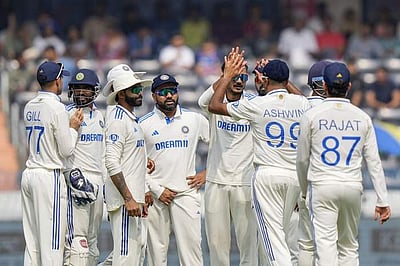 சுழலில் தடுமாறிய இங்கிலாந்து: முதல் இன்னிங்ஸில் 246 ரன்களுக்கு ஆட்டமிழப்பு!