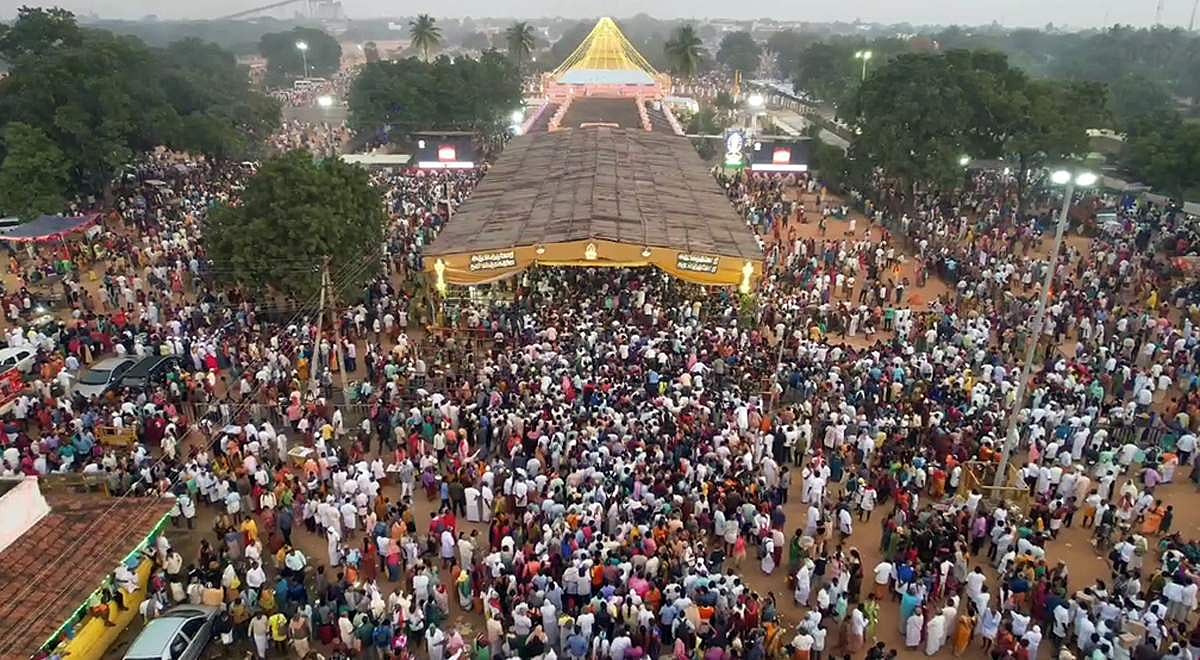 கடலூரில் அதிகாலை முதலே தைப்பூசம் பண்டிகையை முன்னிட்டு ஆயிரக்கணக்கான பக்தர்கள் கோயிலில் குவிந்து சாமி தரிசனம் செய்து வருகின்றனர்.