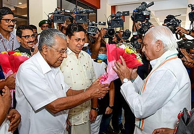 கேரள சட்டப்பேரவையில் 2 நிமிஷங்களுக்குள் உரையை முடித்த ஆளுநா்!