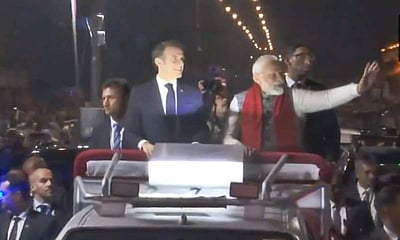 பிரான்ஸ் அதிபர் இமானுவல் மேக்ரானுடன் பிரதமர் மோடி பேரணி!