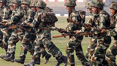 பாகிஸ்தான்: தாக்குதலில் 3 காவலர்கள் காயம்