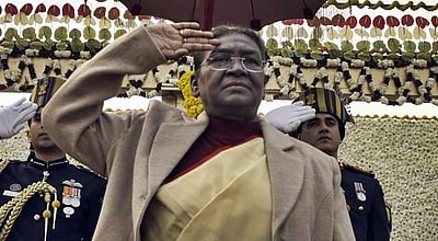 தில்லியில் தேசியக் கொடியை ஏற்றினார் குடியரசுத் தலைவர் முர்மு!