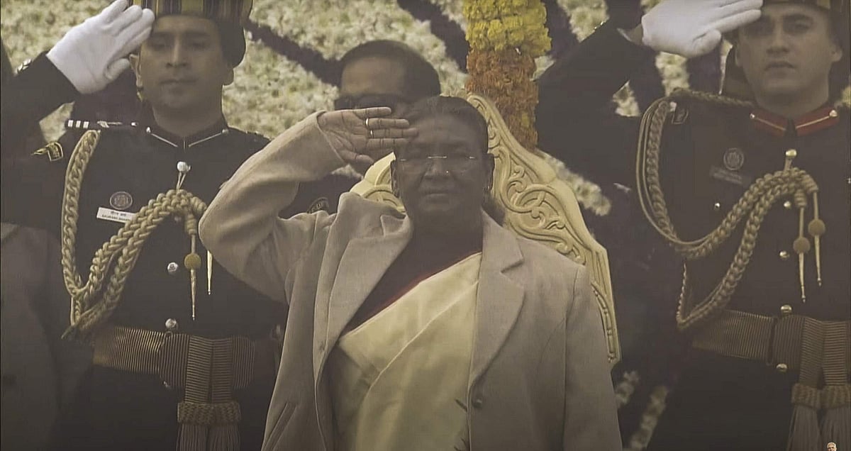 75வது குடியரசு தினம் முன்னிட்டு கா்த்தவ்ய பாதையில் நடைபெற்ற குடியரசுத் தின விழாவில் பங்கேற்ற குடியரசுத் தலைவர் திரௌபதி முர்மு தேசியக் கொடியை ஏற்றி வைத்து மரியாதை செலுத்தினார்.