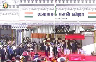 தேசியக் கொடியேற்றினார் ஆளுநா் ஆா்.என்.ரவி!