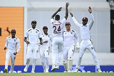 தேநீர் இடைவேளை: வலுவான நிலையில் மே.இ.தீவுகள்! 