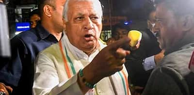 கேரள ஆளுநர் சாலையோரம் அமர்ந்து தர்ணாவில் ஈடுபட்டதால் பரபரப்பு!