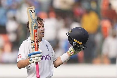 முதல் டெஸ்ட்: சதம் விளாசிய இங்கிலாந்து வீரர்; 126 ரன்கள் முன்னிலை!