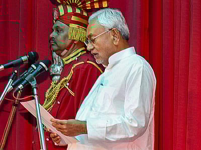 பிகார் ஆளுநர் மாளிகைக்குச் சென்றிருக்கும் அதிகாரிகள்