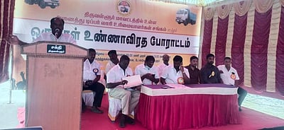 திருவள்ளூரில் டிப்பர் லாரி உரிமையாளர் சங்கத்தினர் உண்ணாவிரதம்