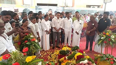 விஜயகாந்த் நினைவிடத்தில் சரத்குமார் மலர் தூவி கண்ணீர் அஞ்சலி!