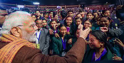 புத்திசாலிகளை நண்பா்களாக்கிக் கொள்ளவேண்டும்: மாணவா்களுக்கு பிரதமா் யோசனை