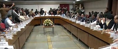 நாடாளுமன்றத்தில் அனைத்துக் கட்சி கூட்டம் தொடங்கியது!