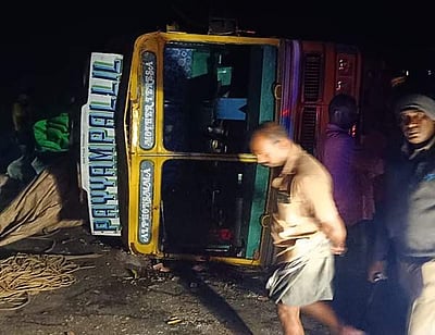 கம்பம்மெட்டு மலைச்சாலையில் கவிழ்ந்த லாரி: போக்குவரத்து பாதிப்பு