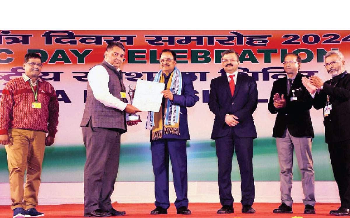 குடியரசு தின விழா அணிவகுப்பு: தமிழக அலங்கார ஊா்திக்கு விருது