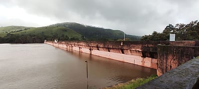 முல்லைப் பெரியாறு அணையின் நீா்மட்ட அளவை 120 அடியாக குறைக்கக் கோரி உச்சநீதிமன்றத்தில் மனு