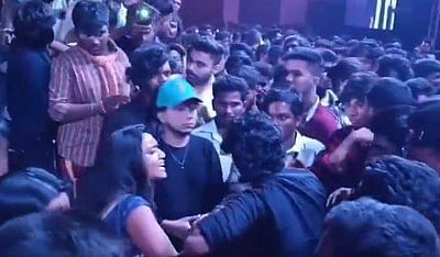 கேப்டன் மில்லர் விழாவில் தொகுப்பாளினியிடம் அத்துமீறிய ரசிகர்!