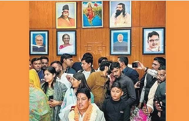 முதல் வேலை இதுதானா? அம்பேத்கர் படத்தை நீக்கி சர்ச்சையான ராஜஸ்தான் அமைச்சர்