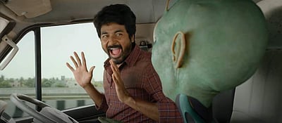 பீச்சில வாங்கின லவ்வர் பொம்மை: வெளியானது சிவகாா்த்திகேயனின் அயலான் பட டிரைலர்