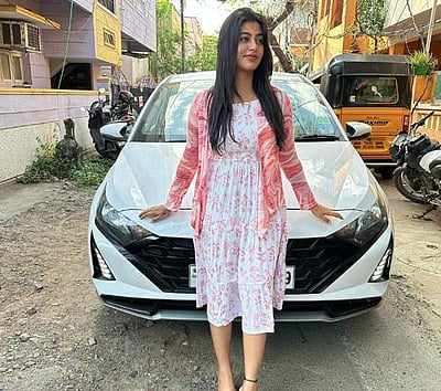 என்னை இயந்திரமாக மாற்றியதற்கு நன்றி! கார்களை வாங்கிக்குவிக்கும் சீரியல் நடிகை!