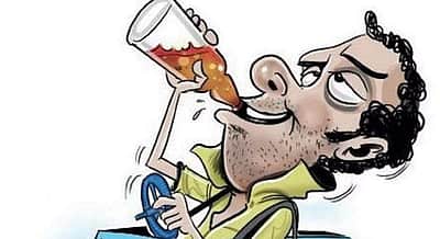 மின் கம்பத்தில் ஏறிய நபர்: மதுவால் உண்டான விபரீதம்