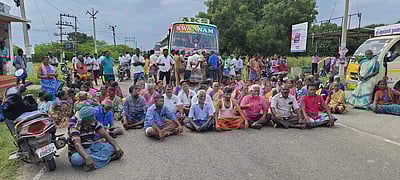 கோவில்பட்டி அருகே கிளவிப்பட்டி விலக்கில் சாலை மறியல்